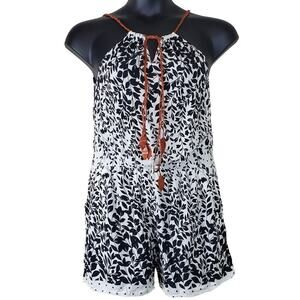 UNIVERSAL FASHION Black and White Floral Print Romper | Size Small